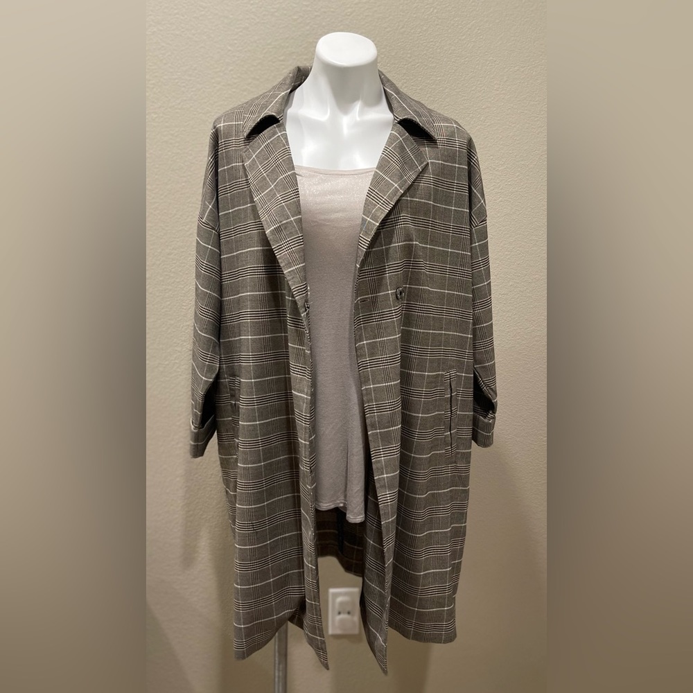 Long lightweight cardigan, in a classic plaid pattern design